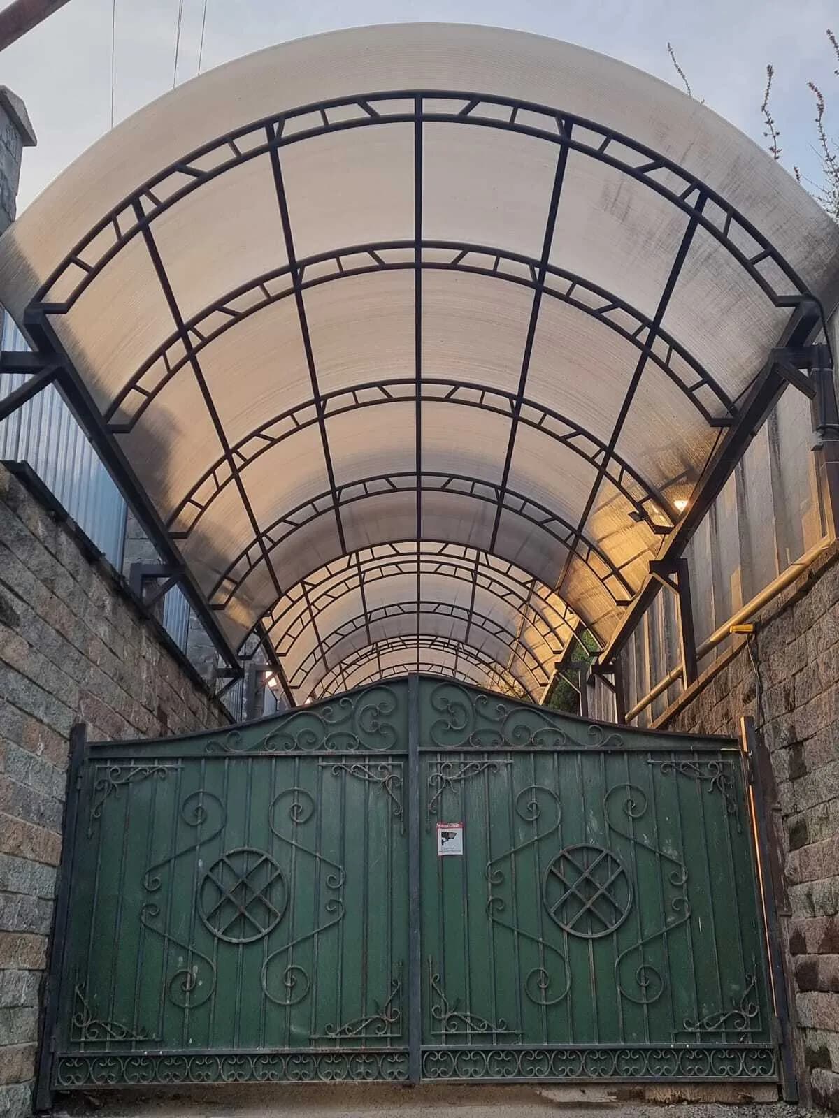 Навес над воротами