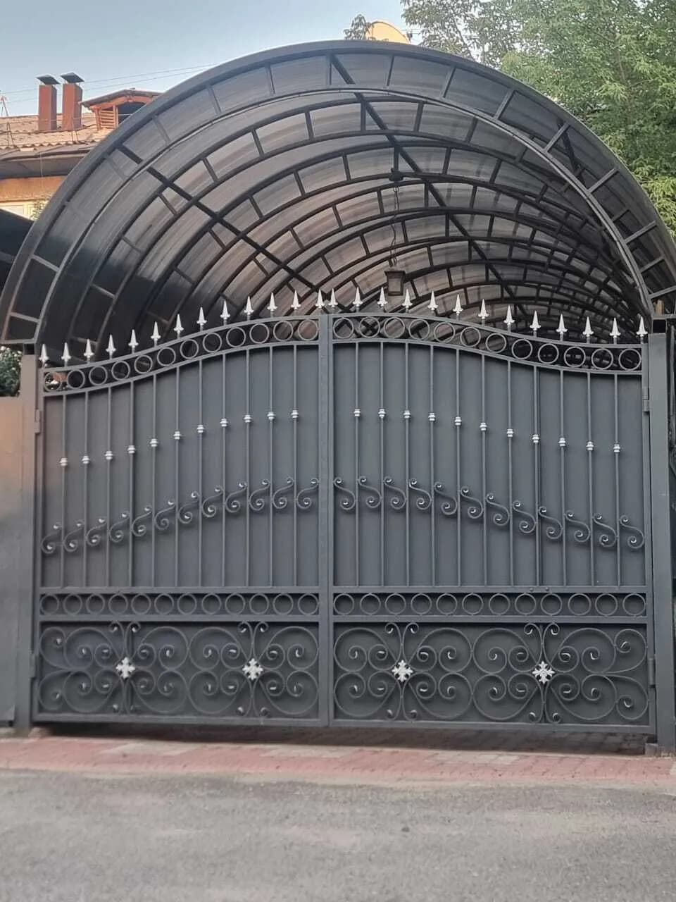 Навес над въездом