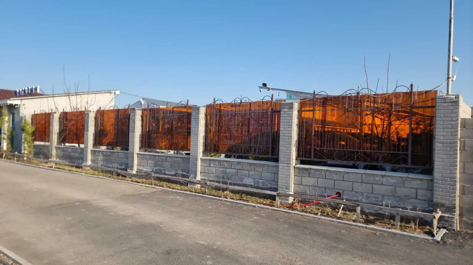 Забор с оранжевым поликарбонатом